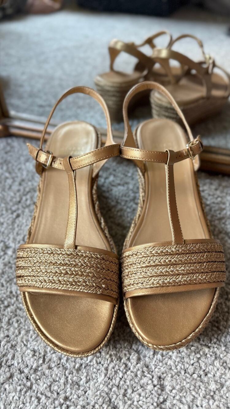Stunning Stuart Weitzman Gold Espadrille Wedge Sandals Size 8 T-Strap Platform